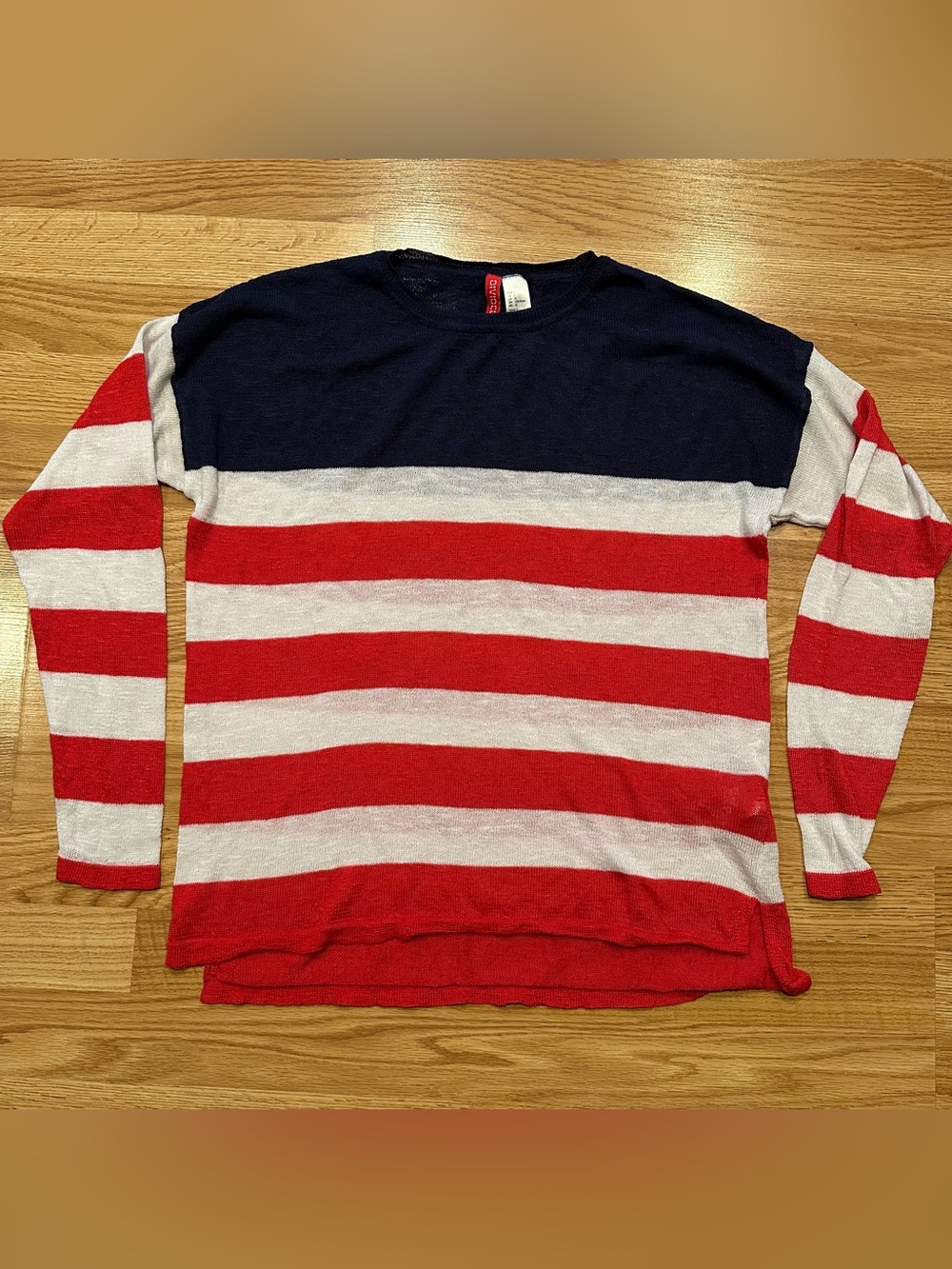 Divided lightweight long sleeve top
